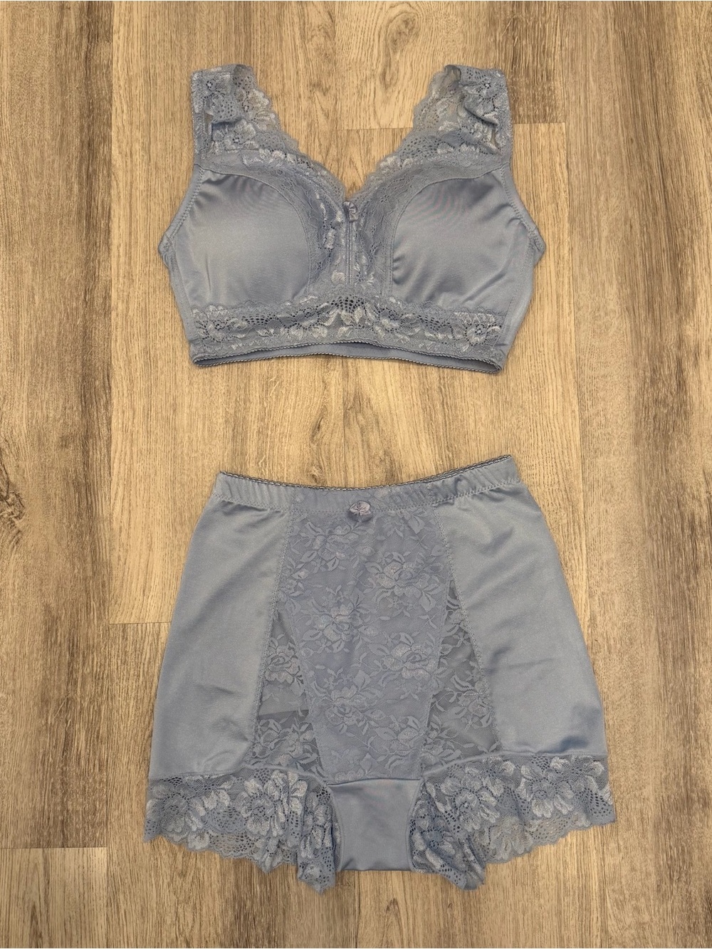 NWOT Rhonda Shear Wireless Bra & Panty Set‎ Blue Gray Lace Size Medium